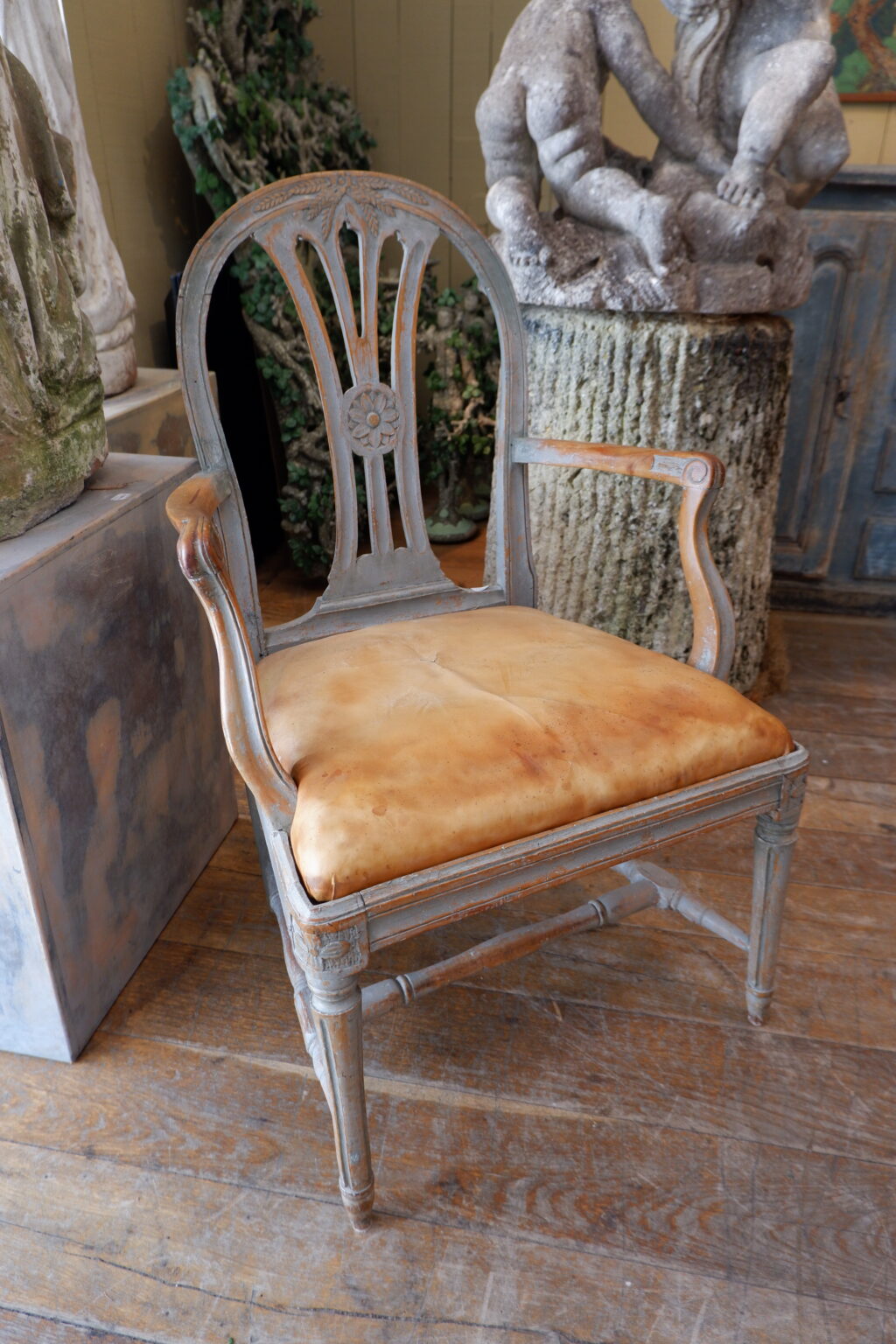 Fauteuil Gustavien dossier lyre patine bleu pâle ca.1800 – Image 5