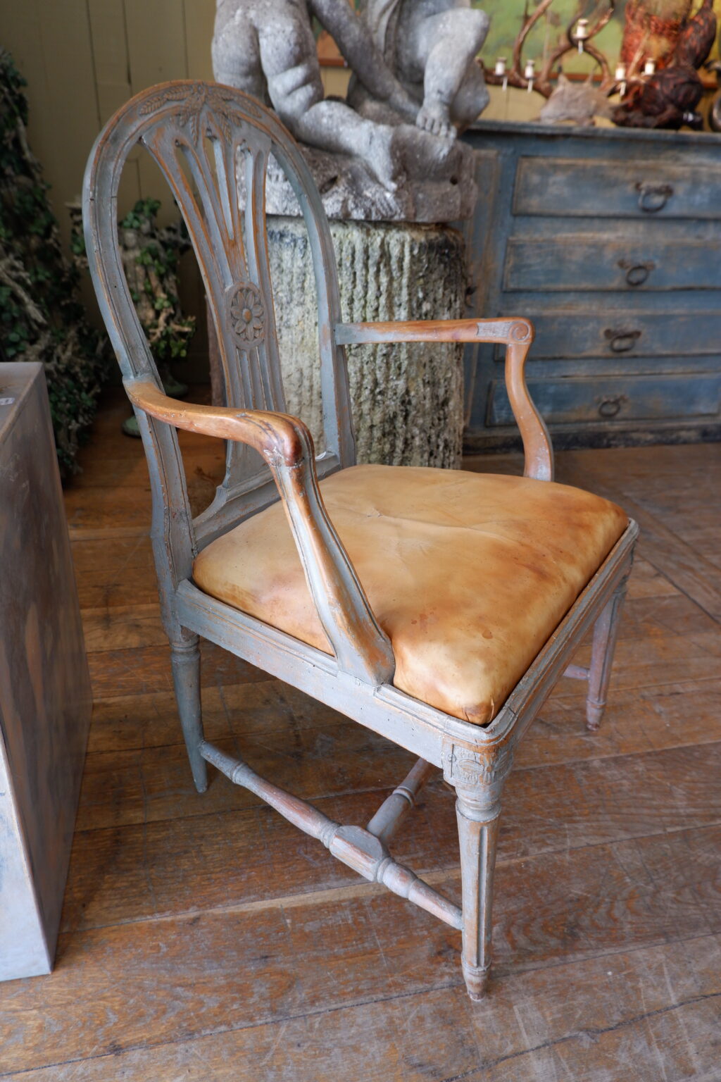 Fauteuil Gustavien dossier lyre patine bleu pâle ca.1800 – Image 6