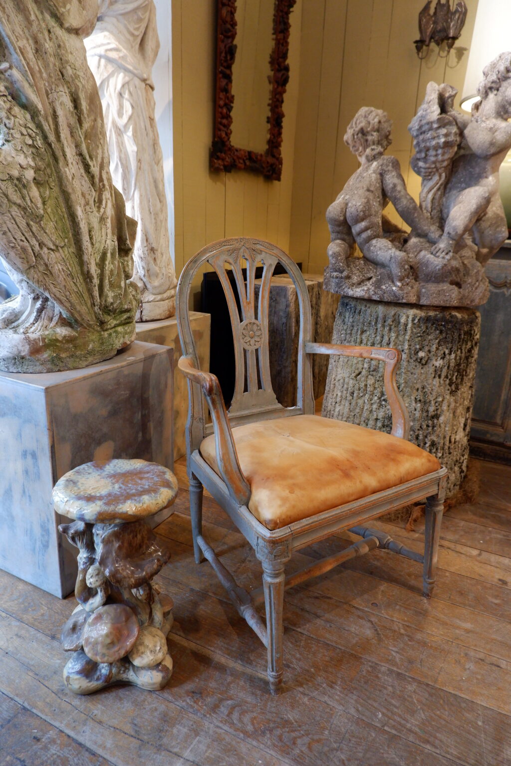 Fauteuil Gustavien dossier lyre patine bleu pâle ca.1800