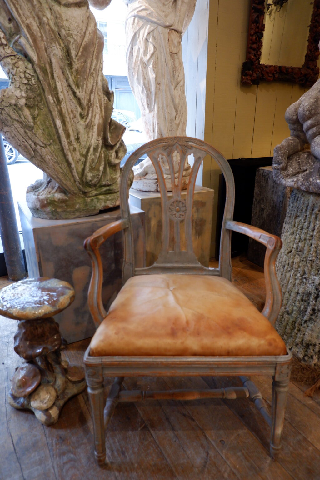 Fauteuil Gustavien dossier lyre patine bleu pâle ca.1800 – Image 7