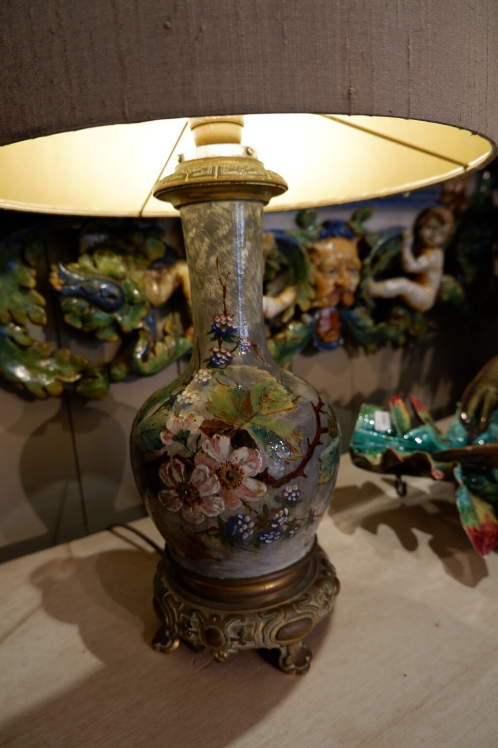 Lampe en barbotine décor impressioniste de fleurs sur fond gris monté sur socle en bronze - Giens milieu XIXe – Image 6