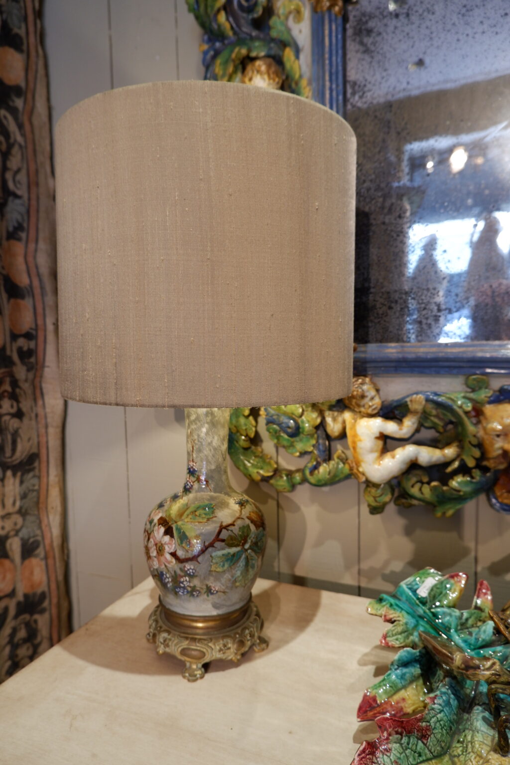 Lampe en barbotine décor impressioniste de fleurs sur fond gris monté sur socle en bronze - Giens milieu XIXe – Image 3
