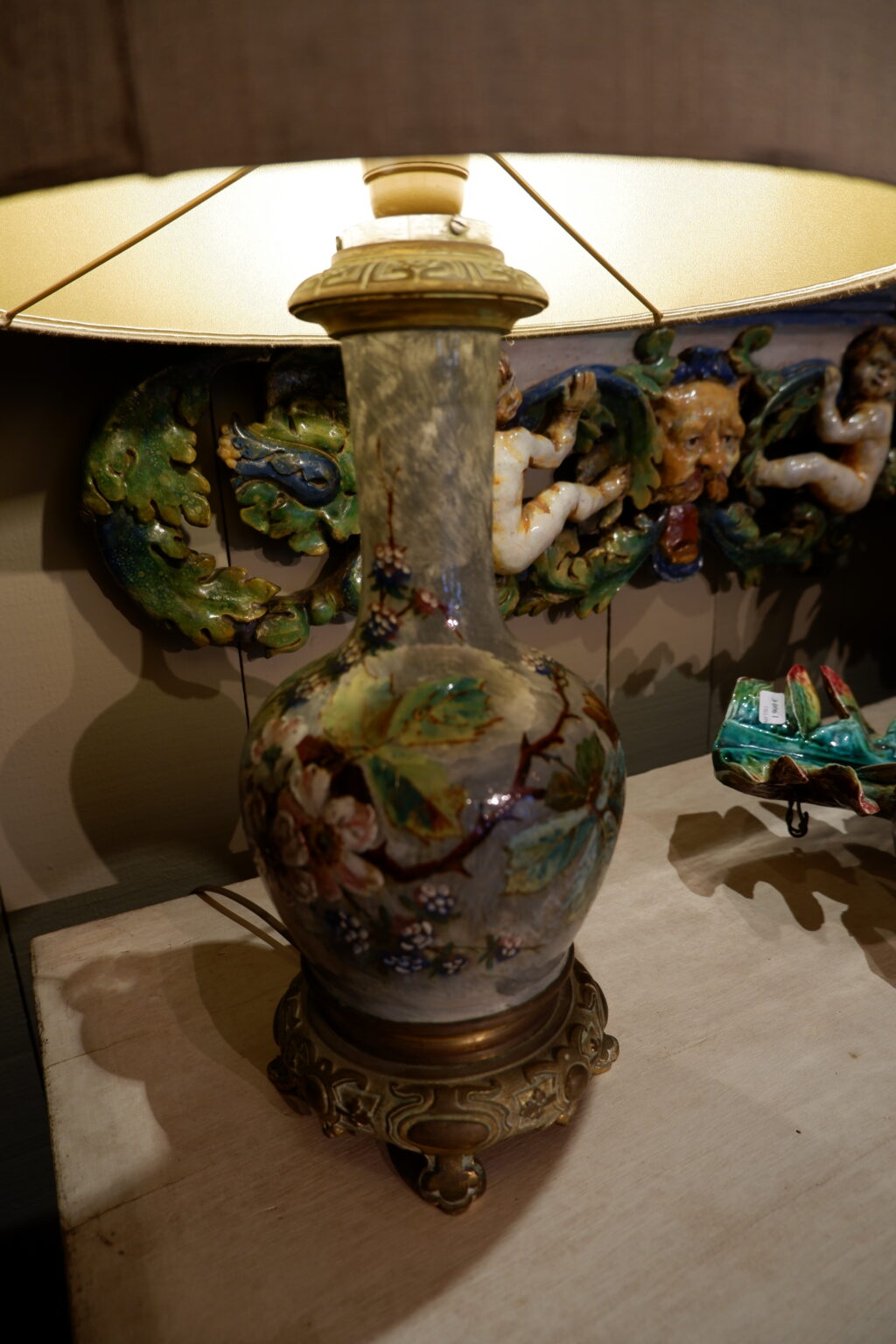 Lampe en barbotine décor impressioniste de fleurs sur fond gris monté sur socle en bronze - Giens milieu XIXe – Image 4