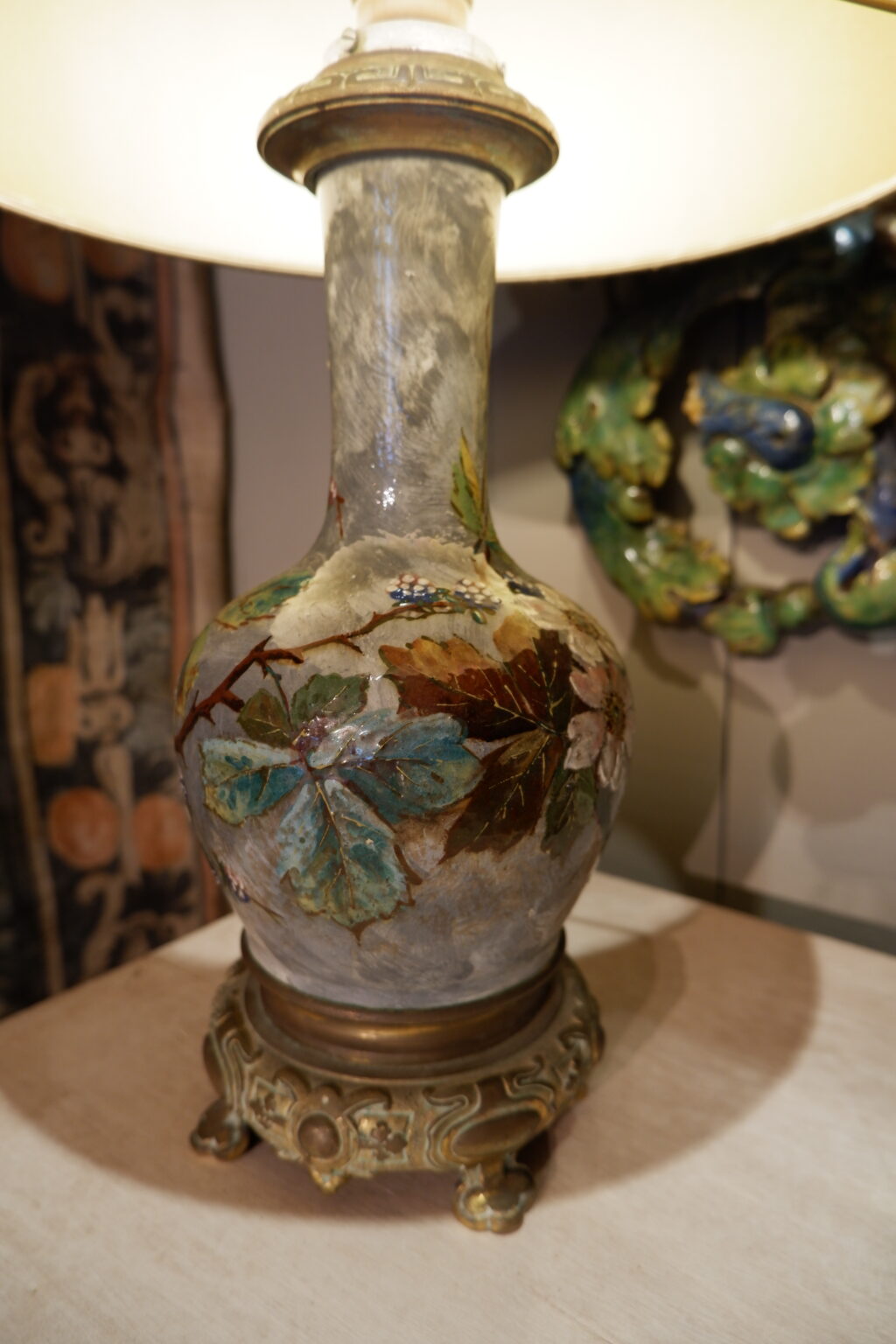 Lampe en barbotine décor impressioniste de fleurs sur fond gris monté sur socle en bronze - Giens milieu XIXe – Image 2