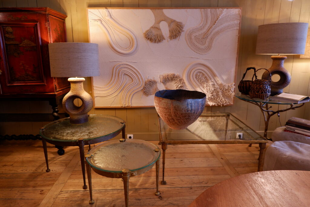 Table basse brutaliste base ronde en bronze brut & plateau en verre grenné - Suède ca.1960 – Image 4