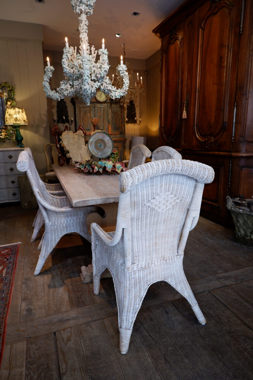 Suite de 6 fauteuils en rotin blanc - France XIXe – Image 3