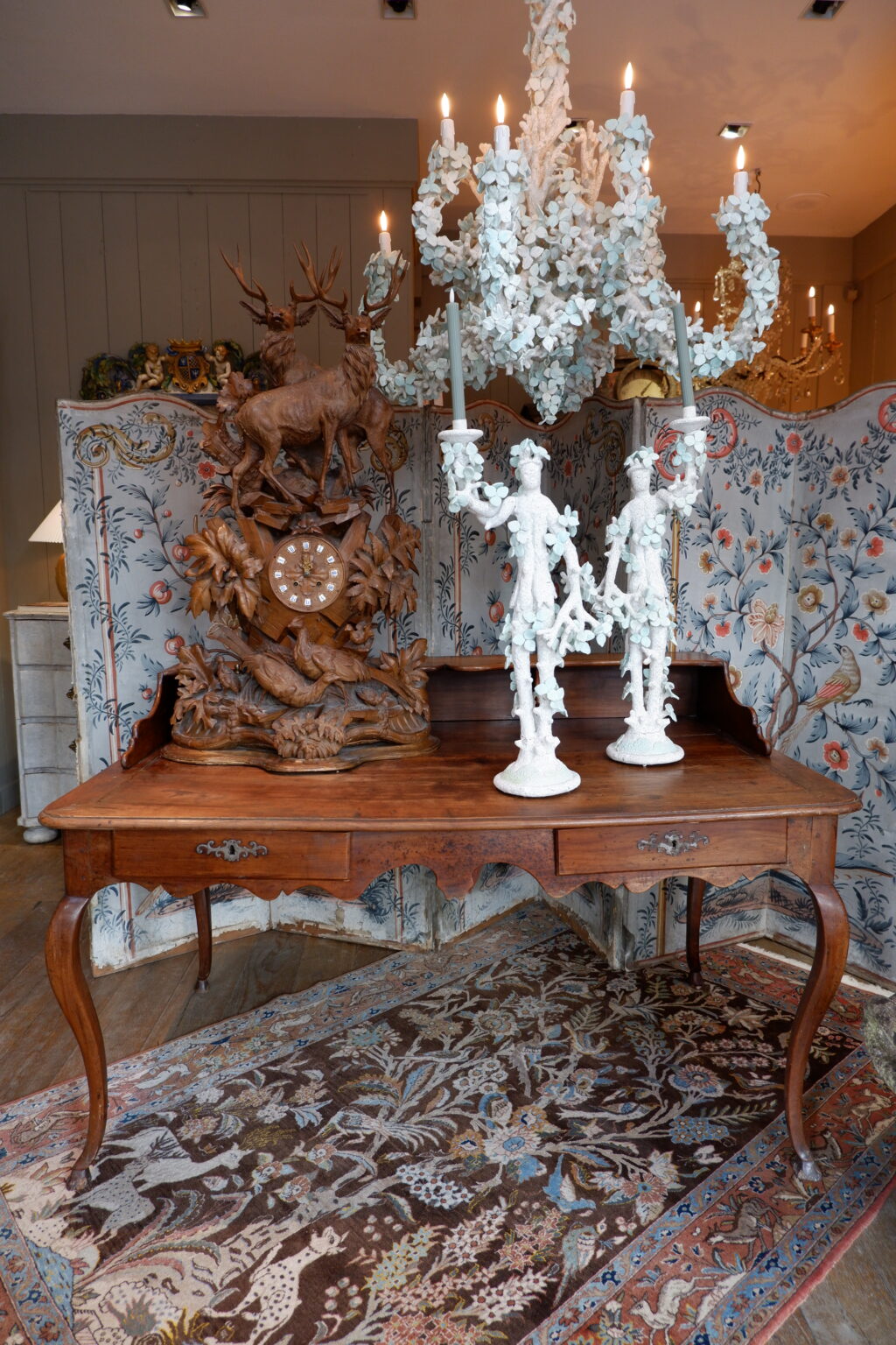 Bureau Louis XV à gradin en noyer sculpté - France époque fin XVIIIe