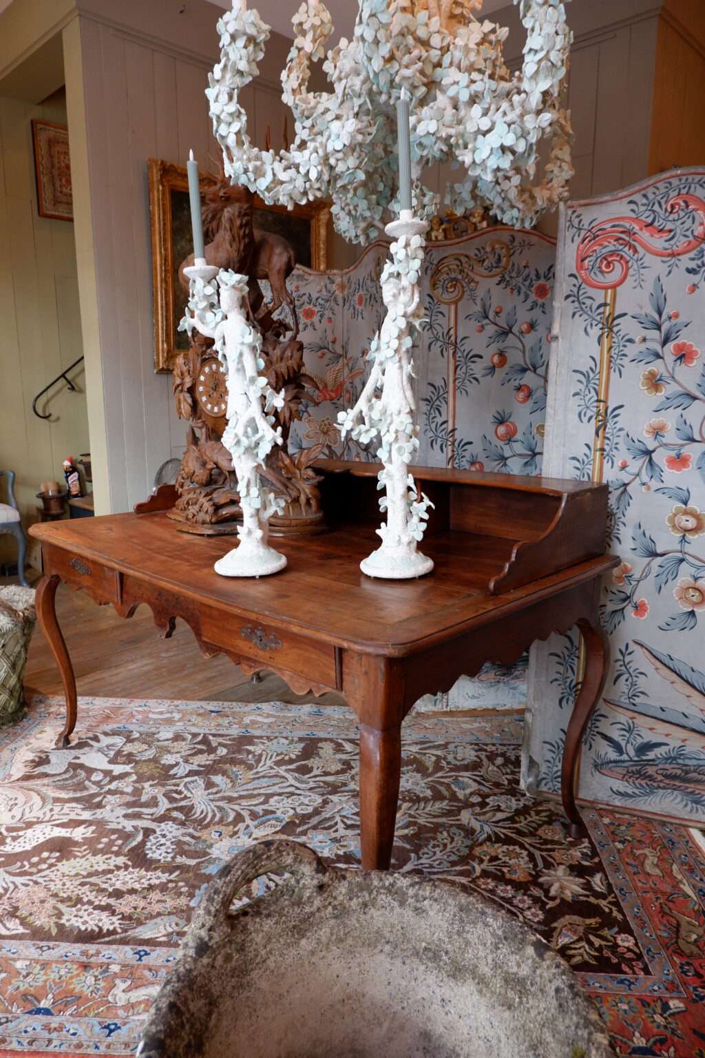Bureau Louis XV à gradin en noyer sculpté - France époque fin XVIIIe – Image 2