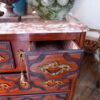 Petite commode à 4 tiroirs en placage bicolore et dessus marbre- d'époque XVIIIE – Image 2