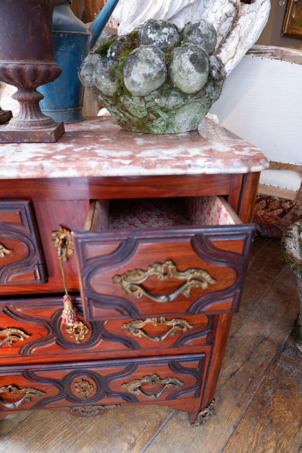 Petite commode à 4 tiroirs en placage bicolore et dessus marbre- d'époque XVIIIE – Image 2