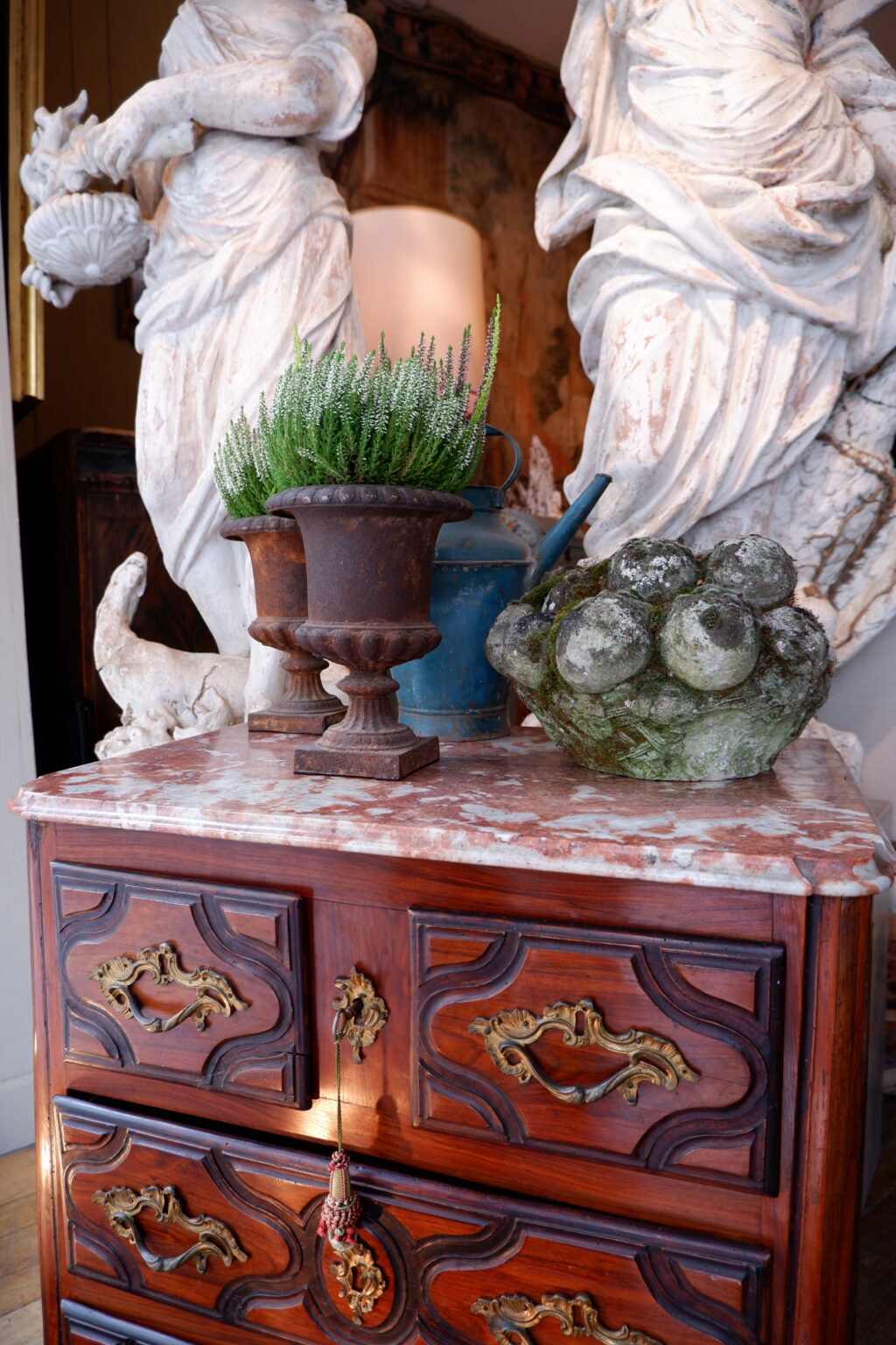 Petite commode à 4 tiroirs en placage bicolore et dessus marbre- d'époque XVIIIE – Image 4