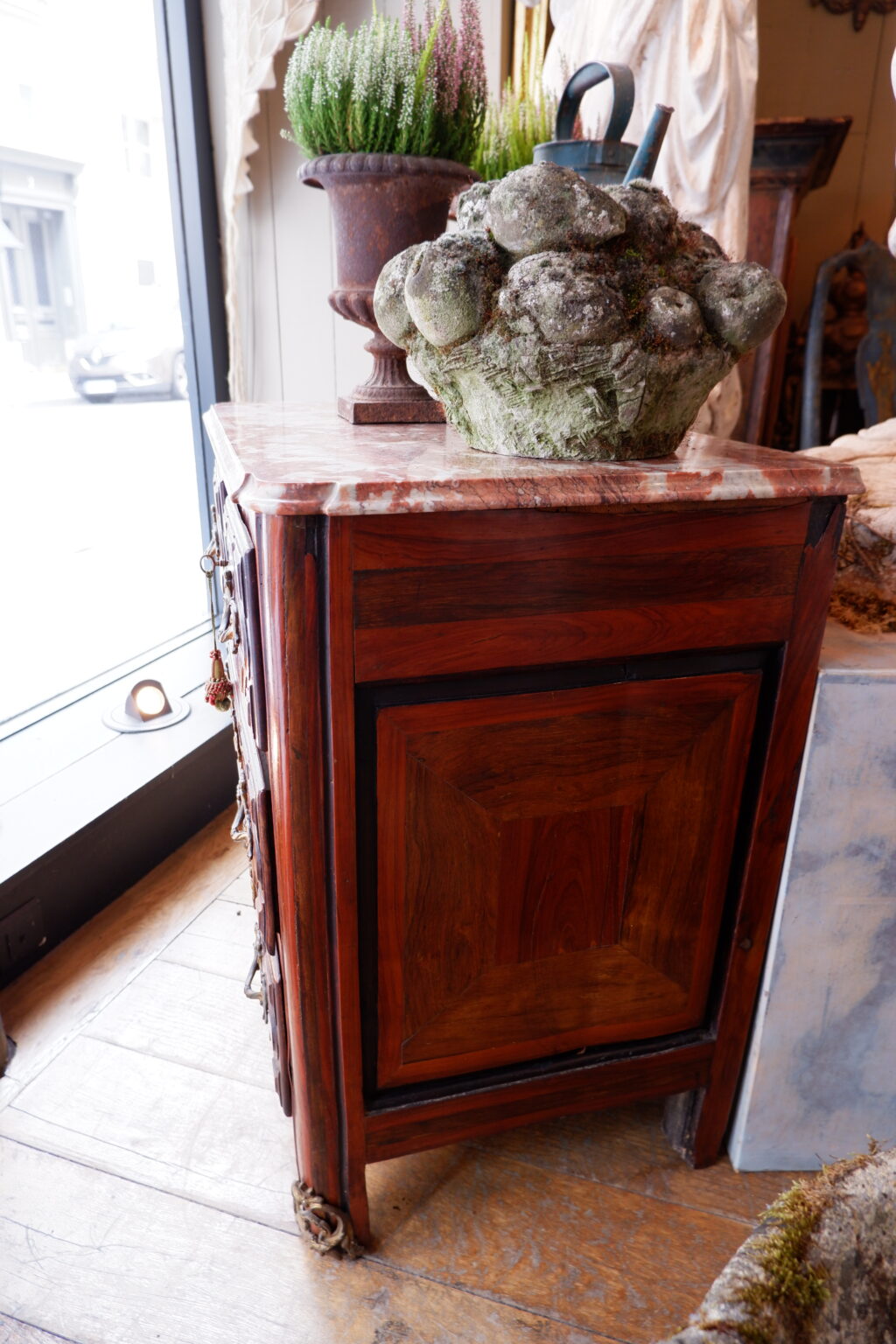 Petite commode à 4 tiroirs en placage bicolore et dessus marbre- d'époque XVIIIE – Image 3