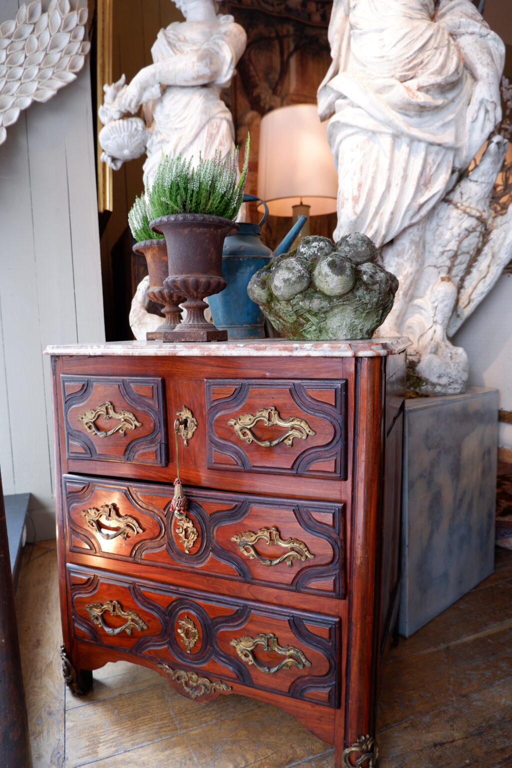Petite commode à 4 tiroirs en placage bicolore et dessus marbre- d'époque XVIIIE