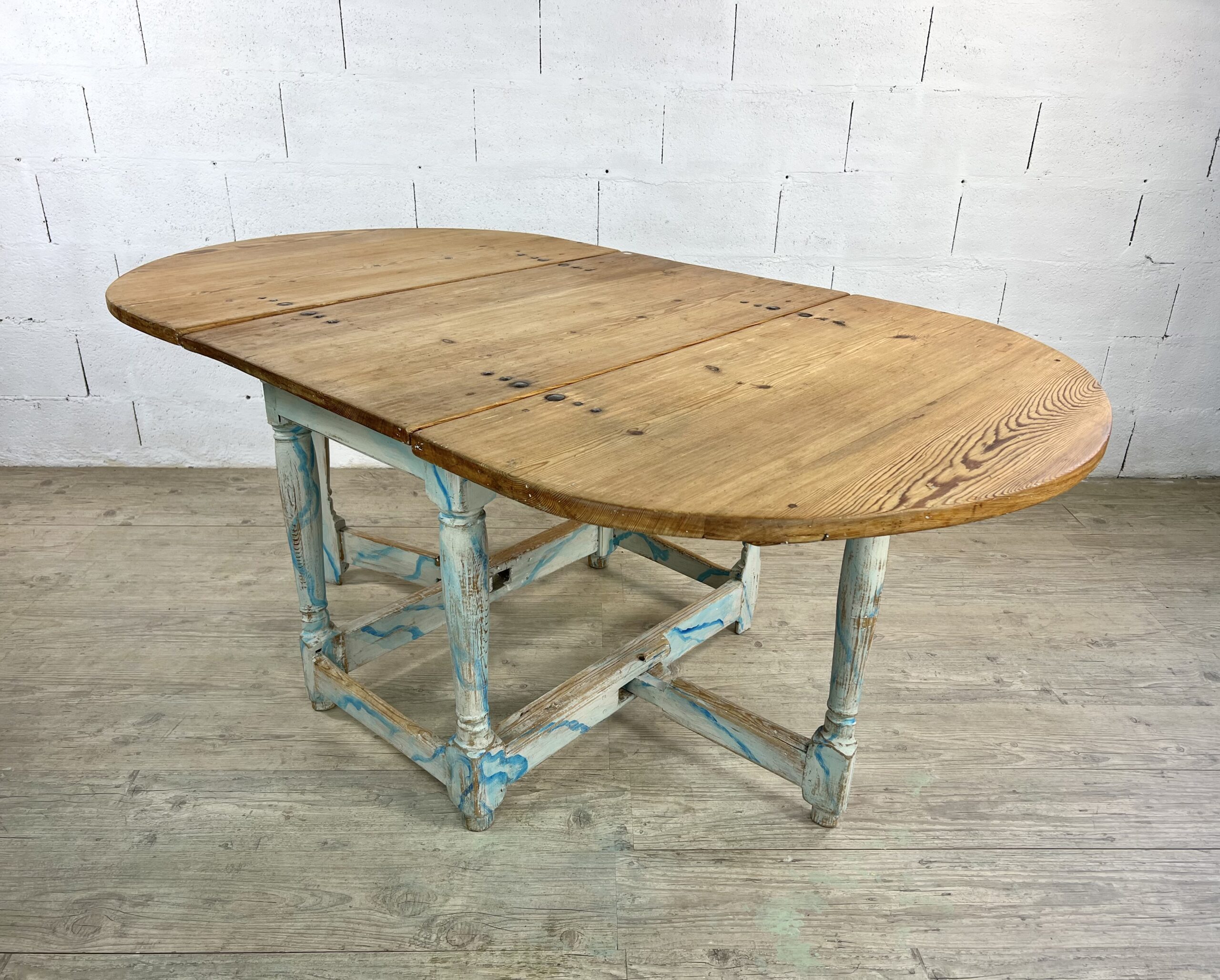 Table Gateleg ovale suédoise en bois peint