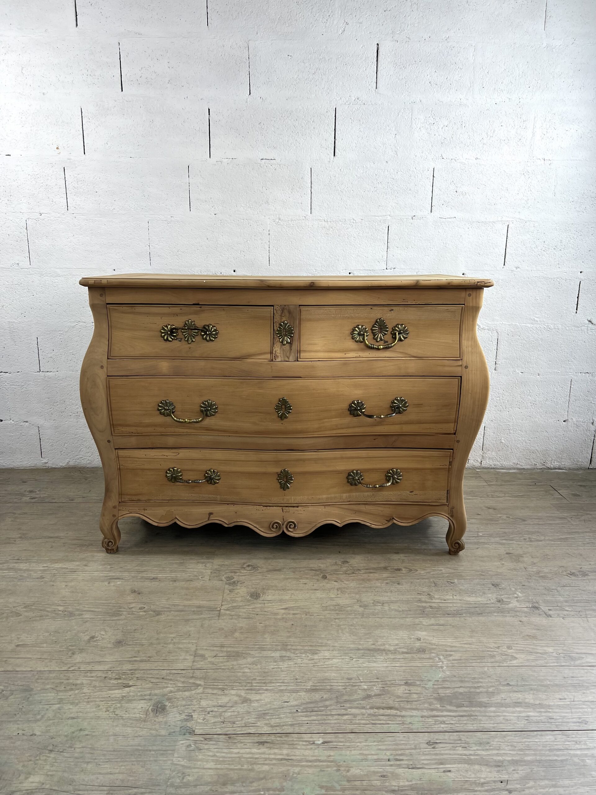 Commode régence “en tombeau” galbée toutes faces