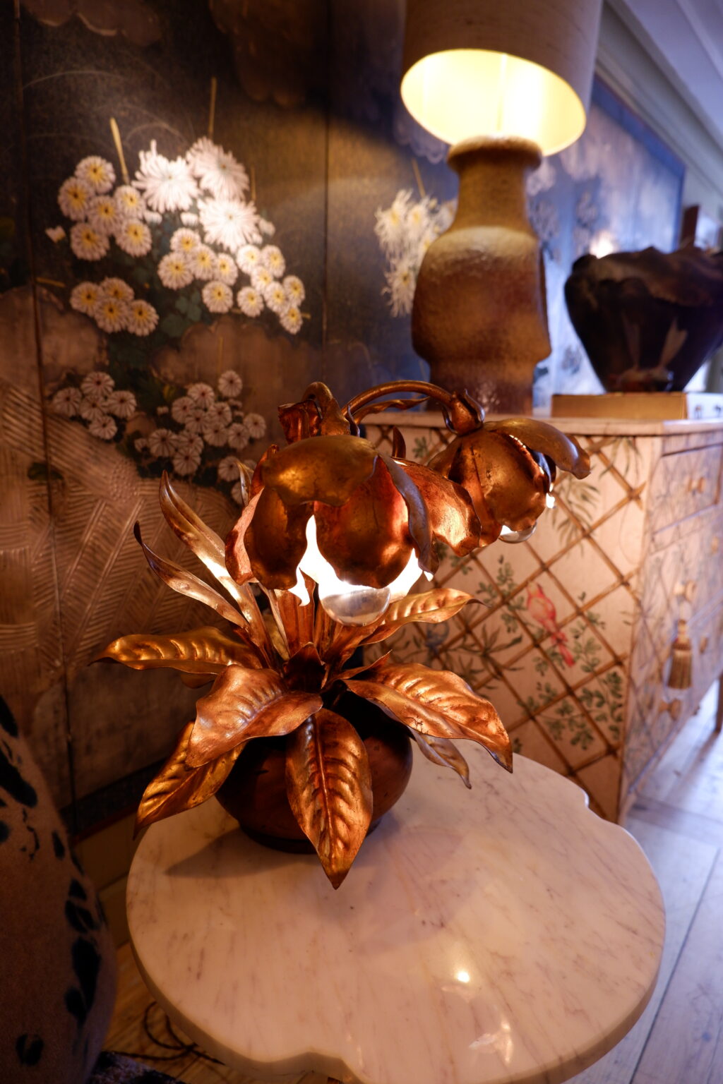 Lampe deux fleurs en laiton doré & base en bois ca.1960 – Image 2