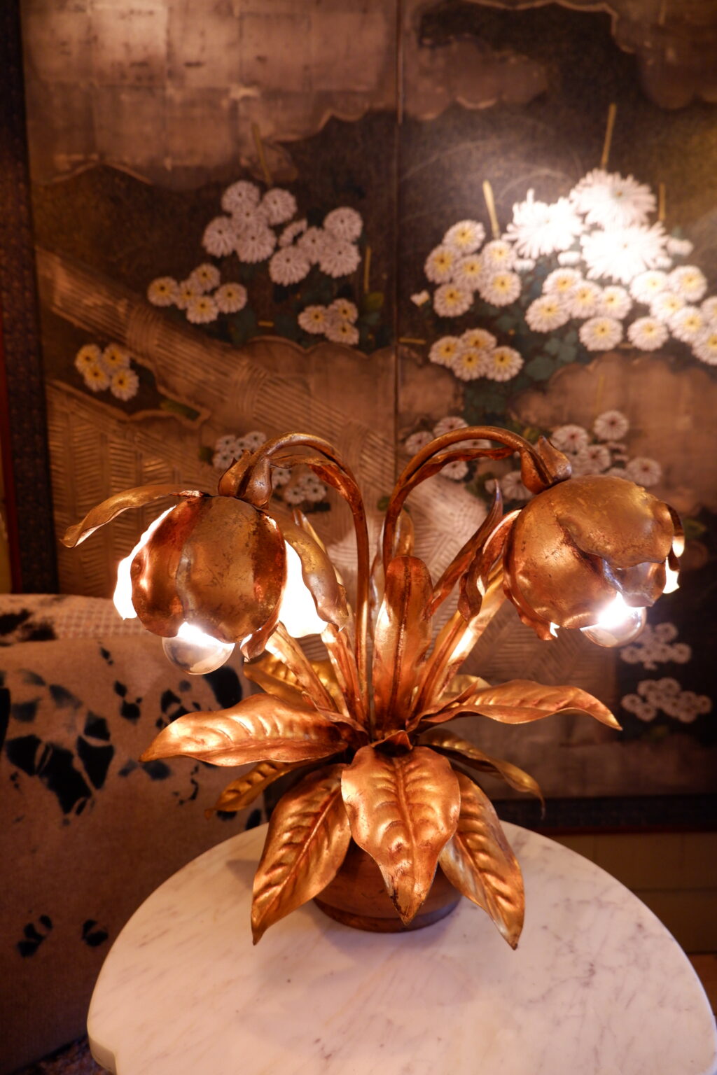 Lampe deux fleurs en laiton doré & base en bois ca.1960