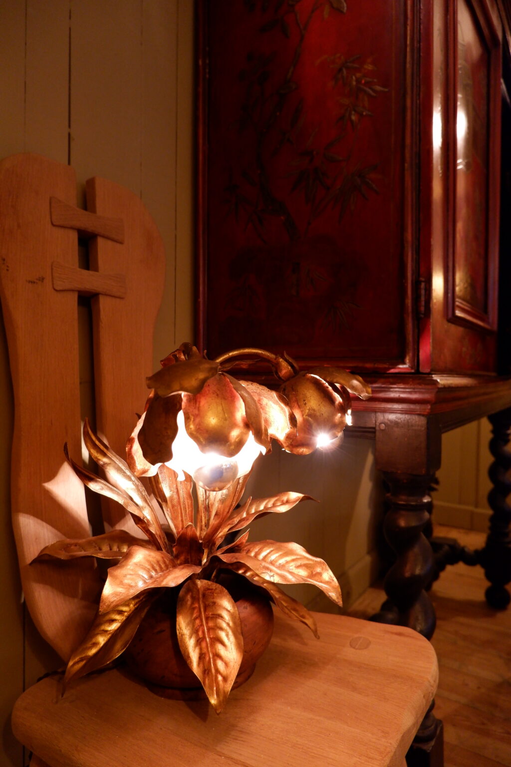 Lampe deux fleurs en laiton doré & base en bois ca.1960 – Image 5