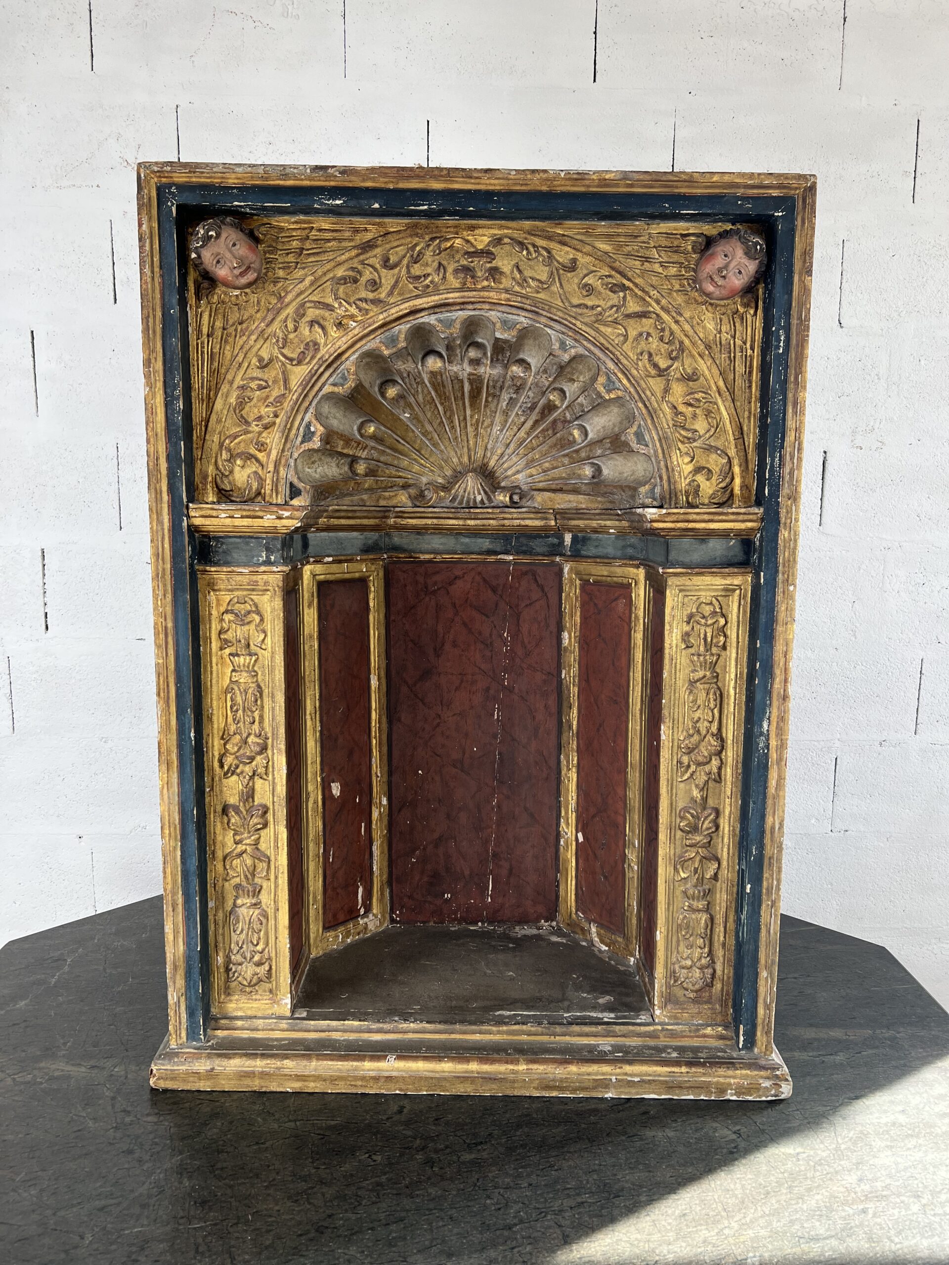 Grande niche en bois doré sculpté