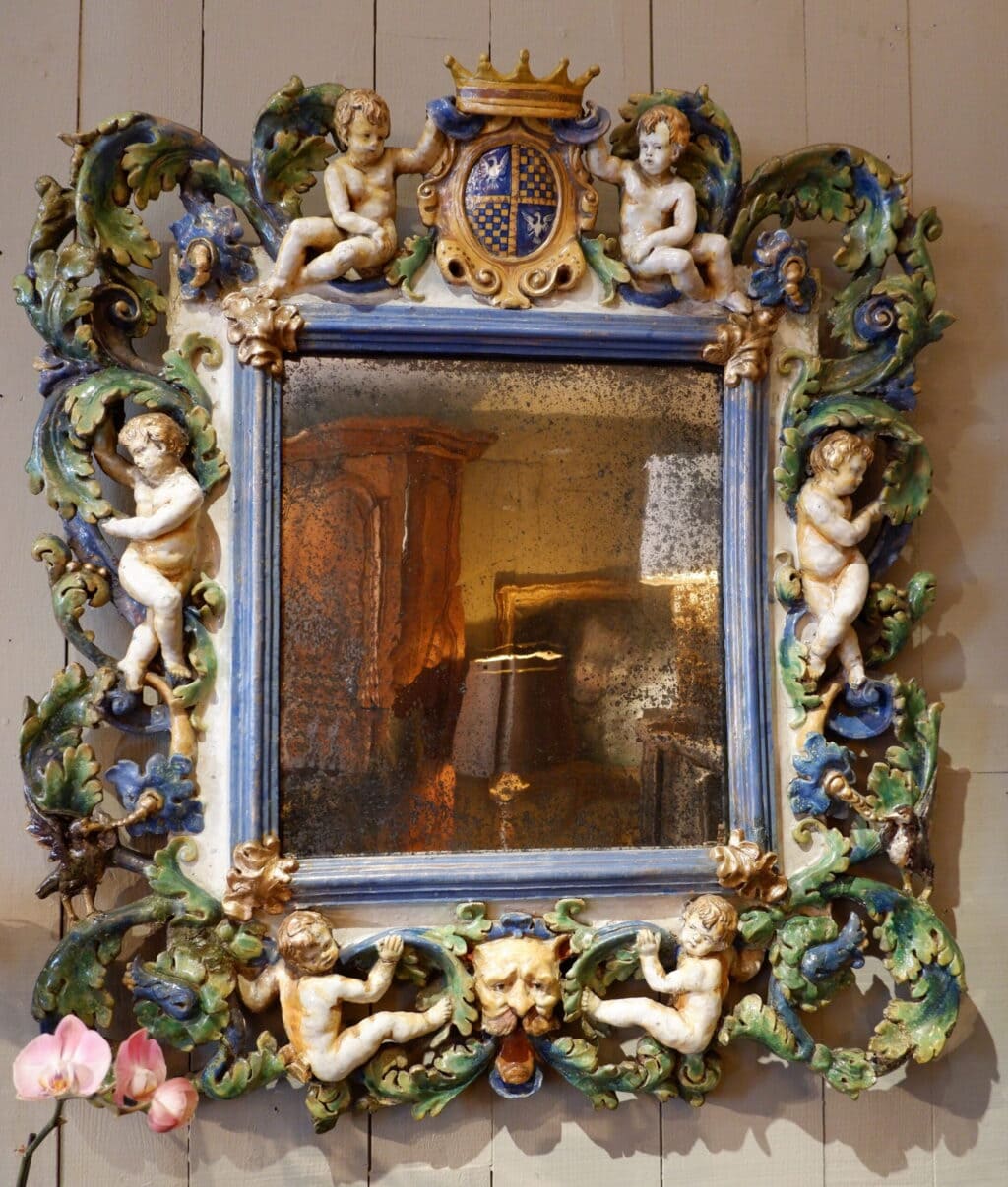 Grand miroir orné de Putti et d'une couronne sur blason- en faïence vernissée polychrome - Italie XIXe – Image 2