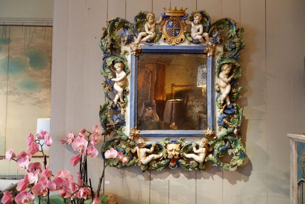 Grand miroir orné de Putti et d'une couronne sur blason- en faïence vernissée polychrome - Italie XIXe – Image 4