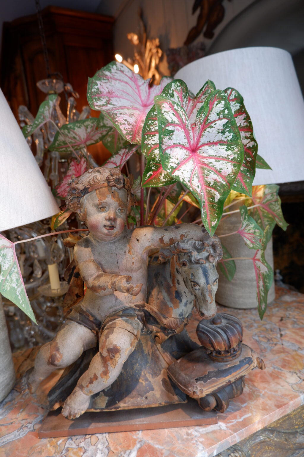 Amour à l'hippocampe, élément en bois sculpté et peint fine XVIIe – Image 5