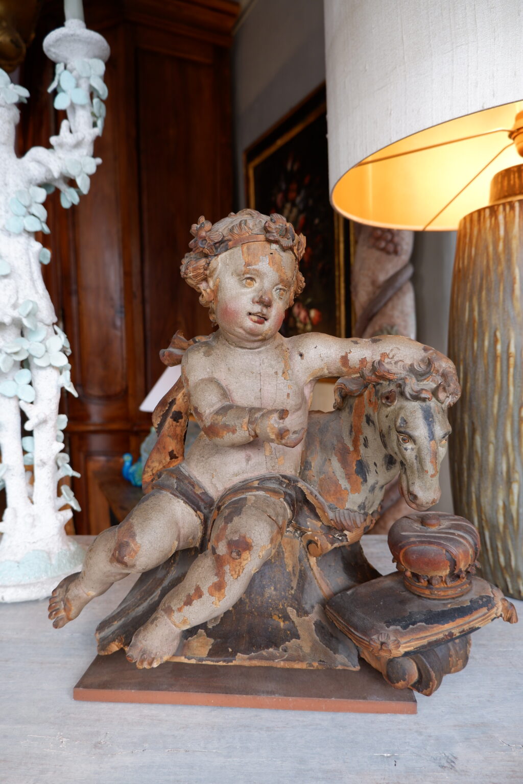 Amour à l'hippocampe, élément en bois sculpté et peint fine XVIIe – Image 7