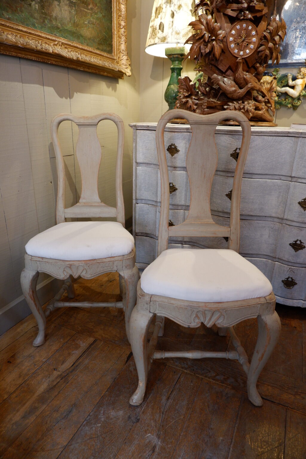Paire de chaises baroque suédoises en bois peint vert pâle ca.1880
