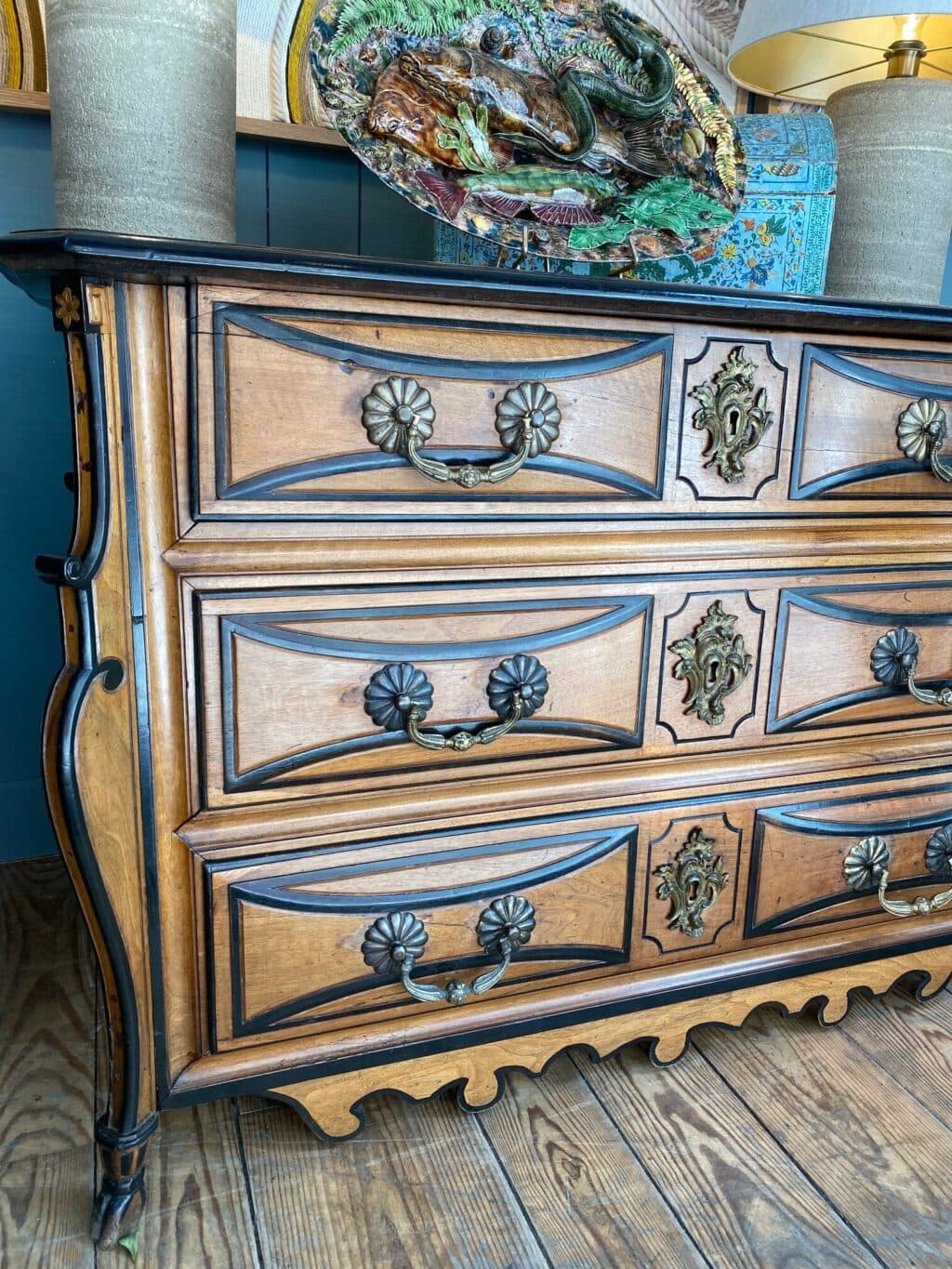 Large Mazarine chest of drawers in blond walnut with black fillets, early 18th century - Rhône Valley. - Image 2