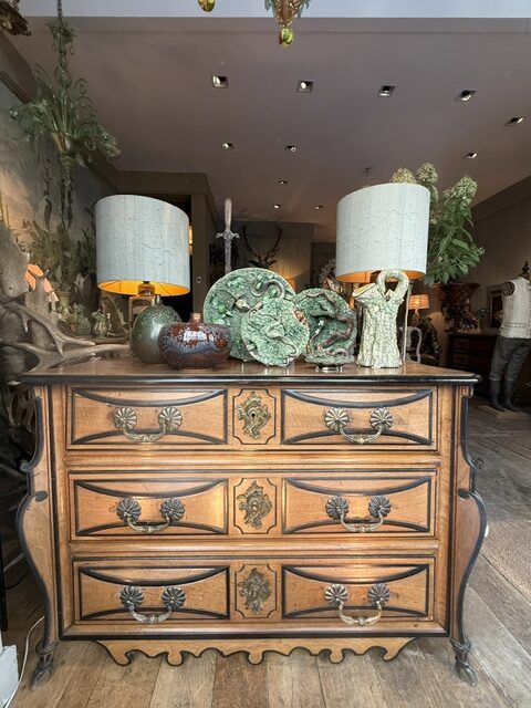 Grande commode Mazarine en bois noyer blond rehaussé de filets noirs début XVIIIe  – Vallée du Rhône.
