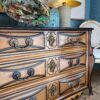 Grande commode Mazarine en bois noyer blond rehaussé de filets noirs début XVIIIe  - Vallée du Rhône.