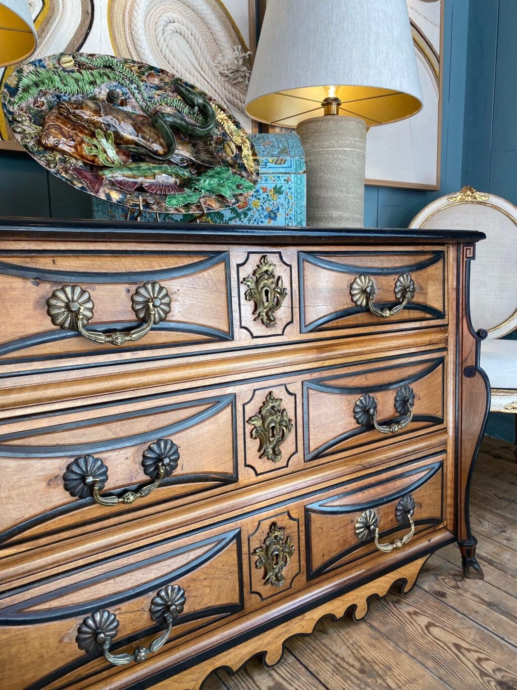 Large Mazarine chest of drawers in blond walnut with black fillets, early 18th century - Rhône Valley.