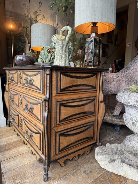 Grande commode Mazarine en bois noyer blond rehaussé de filets noirs début XVIIIe - Vallée du Rhône. – Image 4