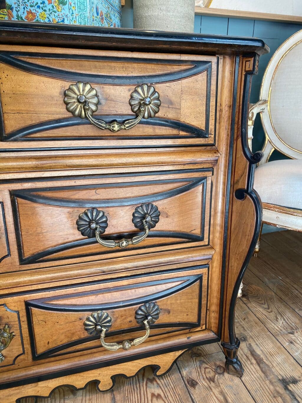 Large Mazarine chest of drawers in blond walnut with black fillets, early 18th century - Rhône Valley. - Image 3