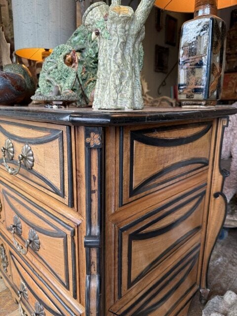 Grande commode Mazarine en bois noyer blond rehaussé de filets noirs début XVIIIe - Vallée du Rhône. – Image 2