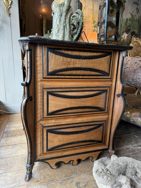 Grande commode Mazarine en bois noyer blond rehaussé de filets noirs début XVIIIe - Vallée du Rhône. – Image 10