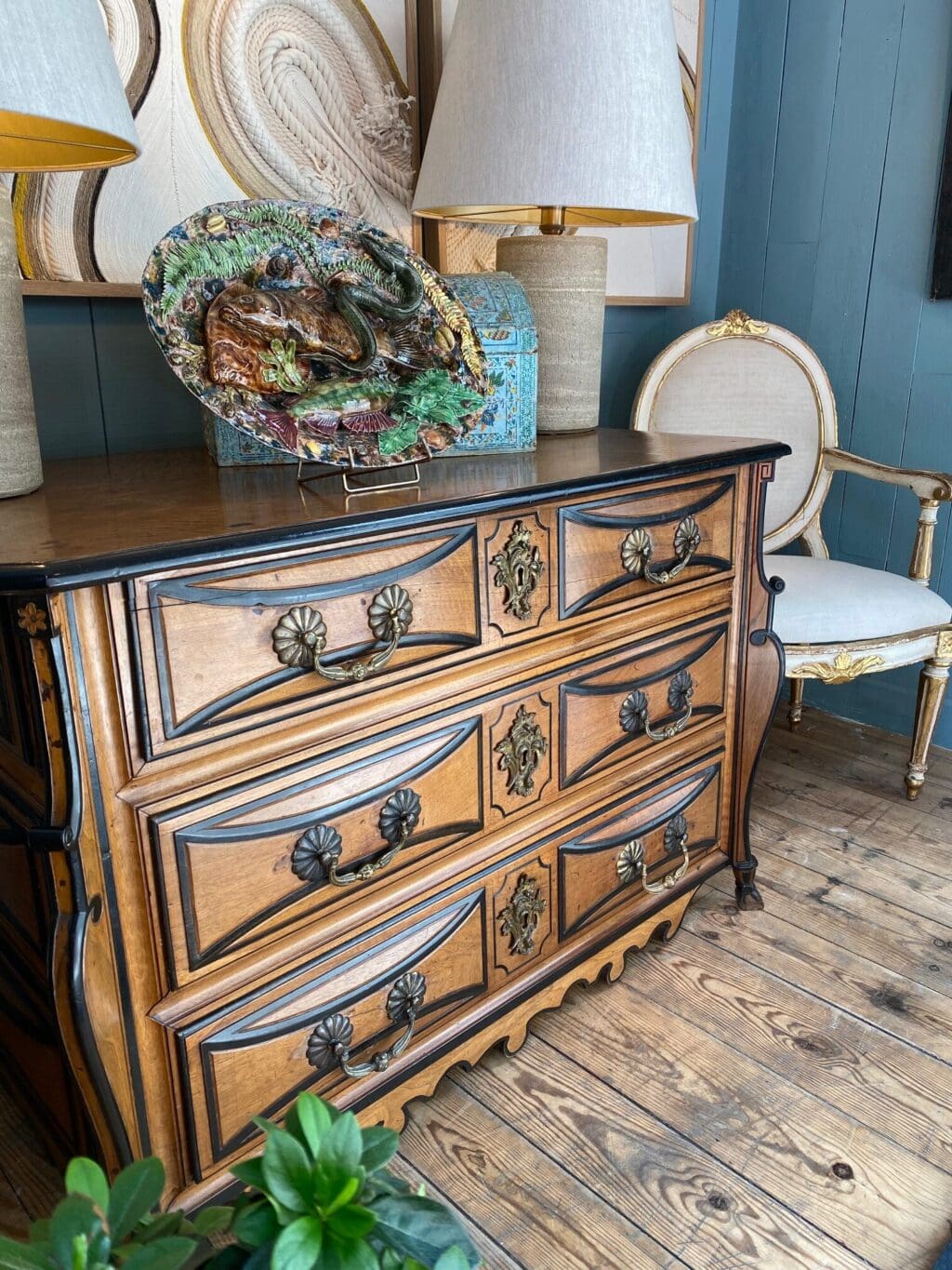 Large Mazarine chest of drawers in blond walnut with black fillets, early 18th century - Rhône Valley. - Image 5