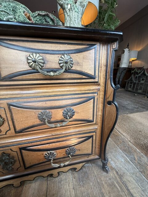 Grande commode Mazarine en bois noyer blond rehaussé de filets noirs début XVIIIe - Vallée du Rhône. – Image 3