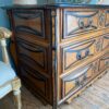 Grande commode Mazarine en bois noyer blond rehaussé de filets noirs début XVIIIe  - Vallée du Rhône. – Image 4