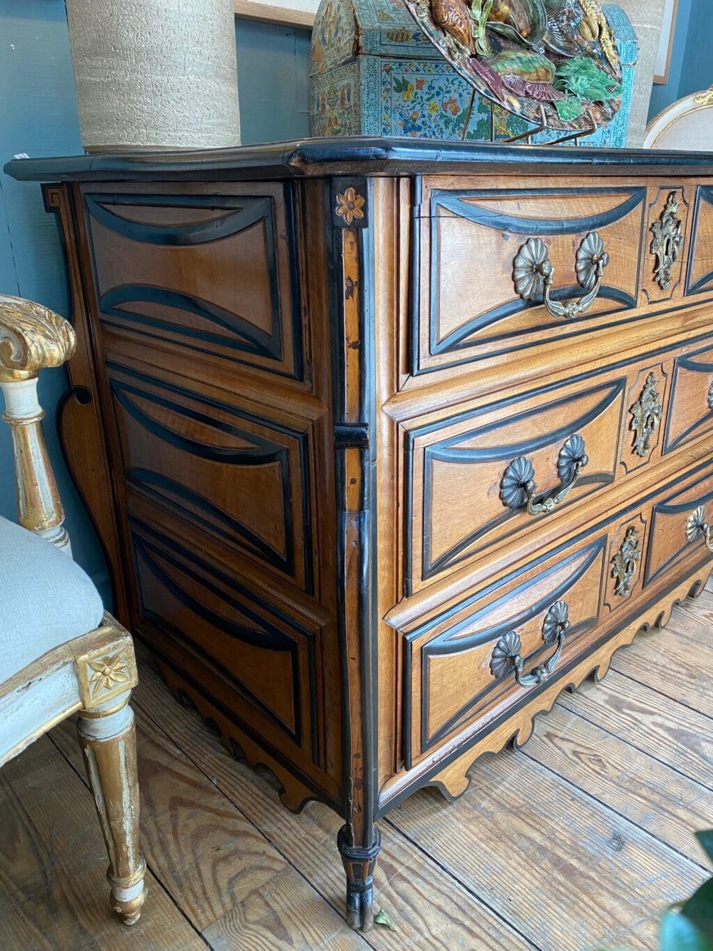 Large Mazarine chest of drawers in blond walnut with black fillets, early 18th century - Rhône Valley. - Image 4