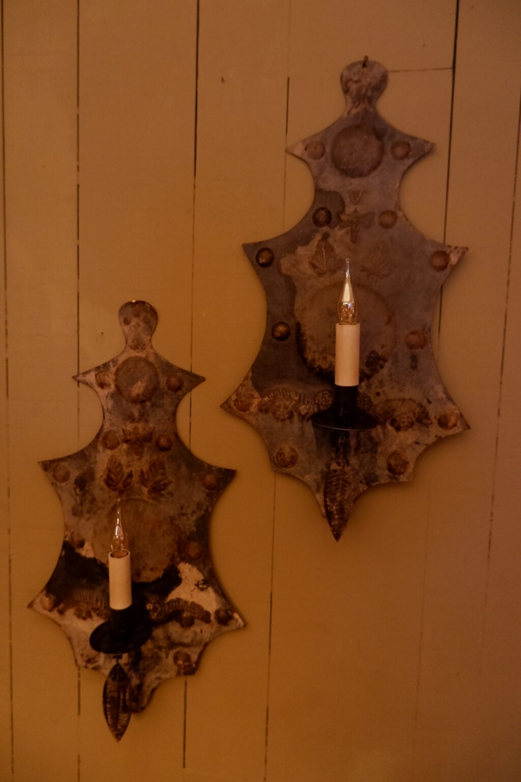Paire d'appliques Suédoises art nouveau en métal repoussé feuilles ca.1910