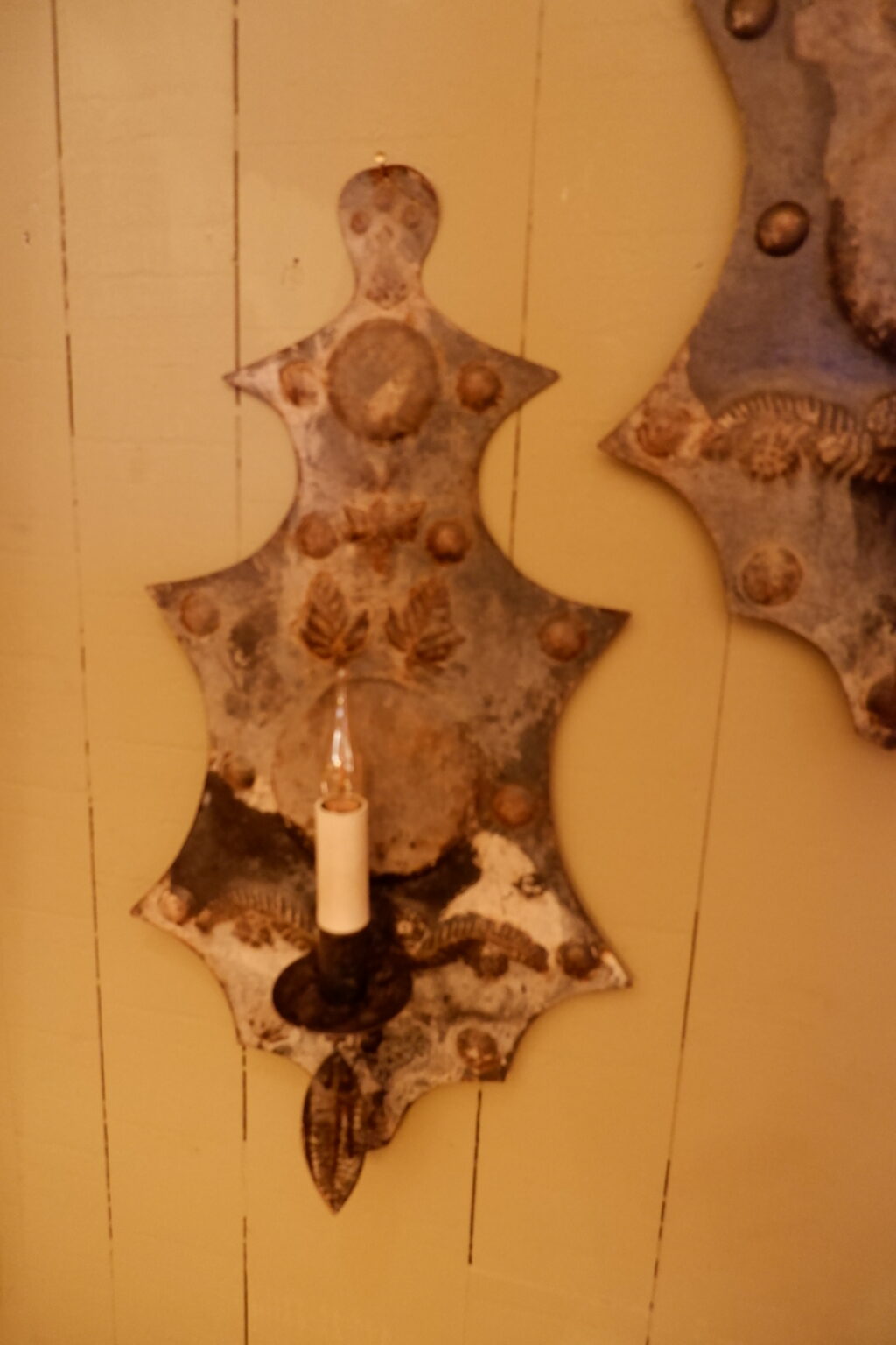 Paire d'appliques Suédoises art nouveau en métal repoussé feuilles ca.1910 – Image 3