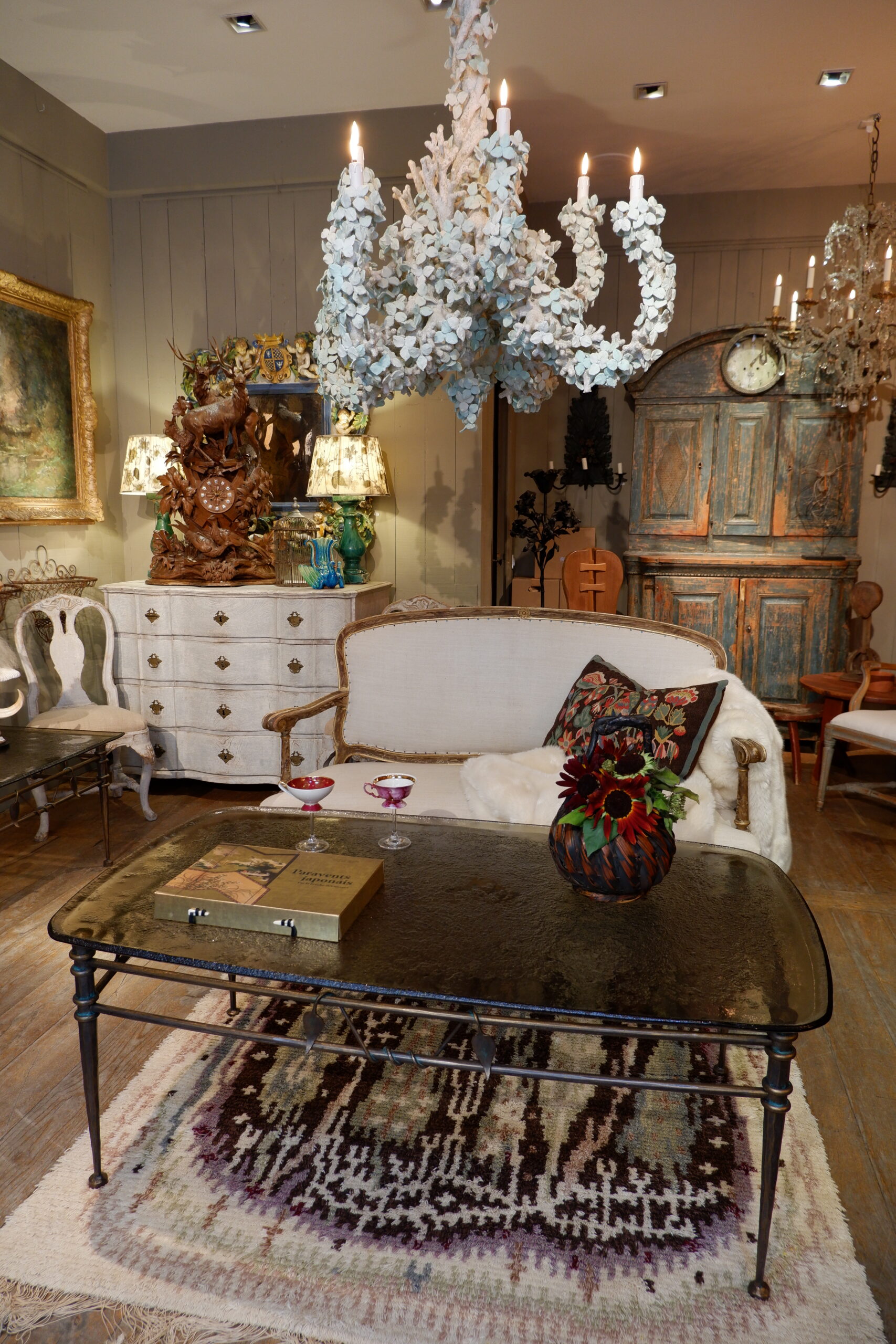 Grande table basse en bronze motif laine de feuilles entrelacée et plateau en verre fumé grené - Ca1970 – Image 3