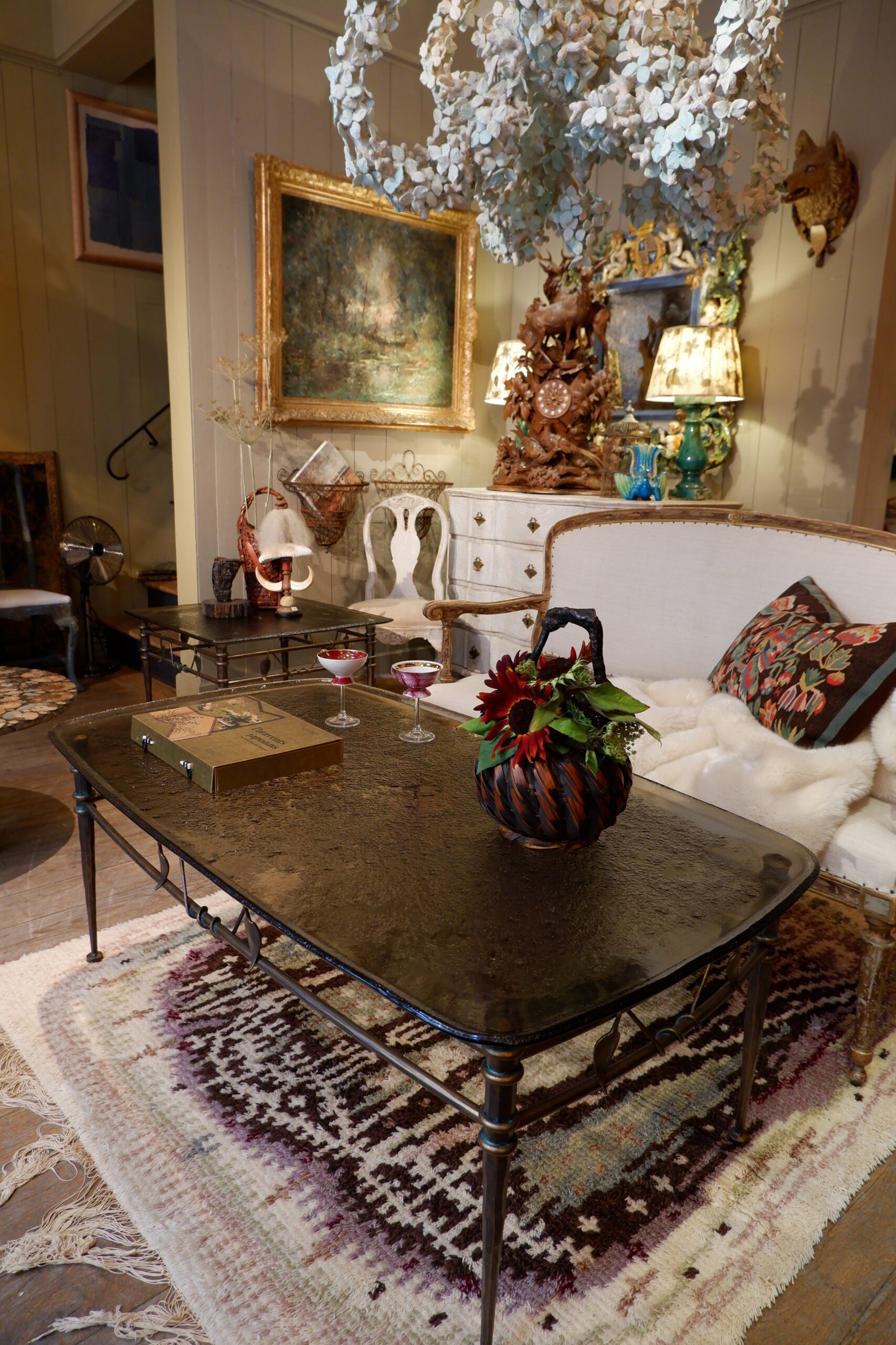 Grande table basse en bronze motif laine de feuilles entrelacée et plateau en verre fumé grené - Ca1970 – Image 2