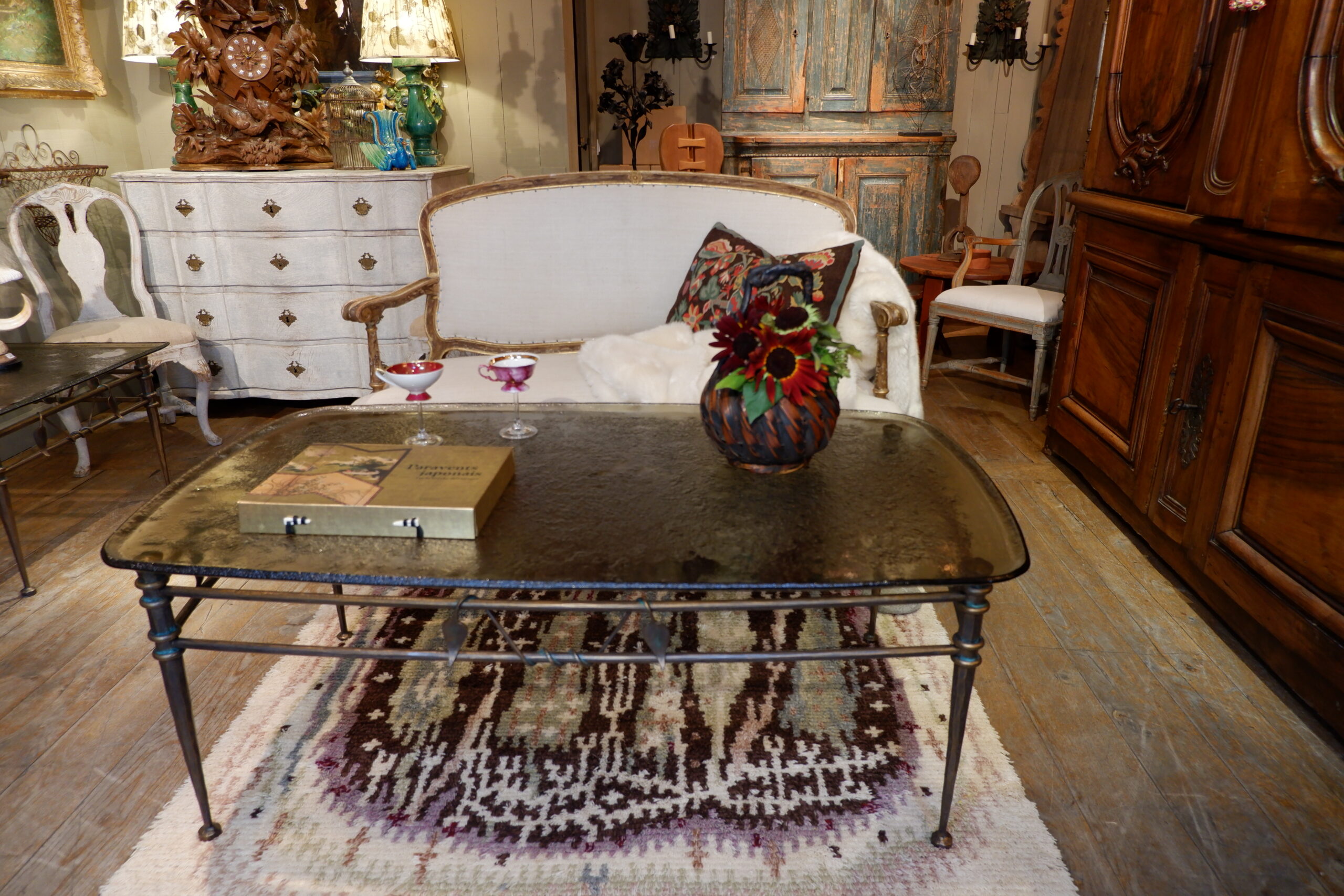 Grande table basse en bronze motif laine de feuilles entrelacée et plateau en verre fumé grené - Ca1970