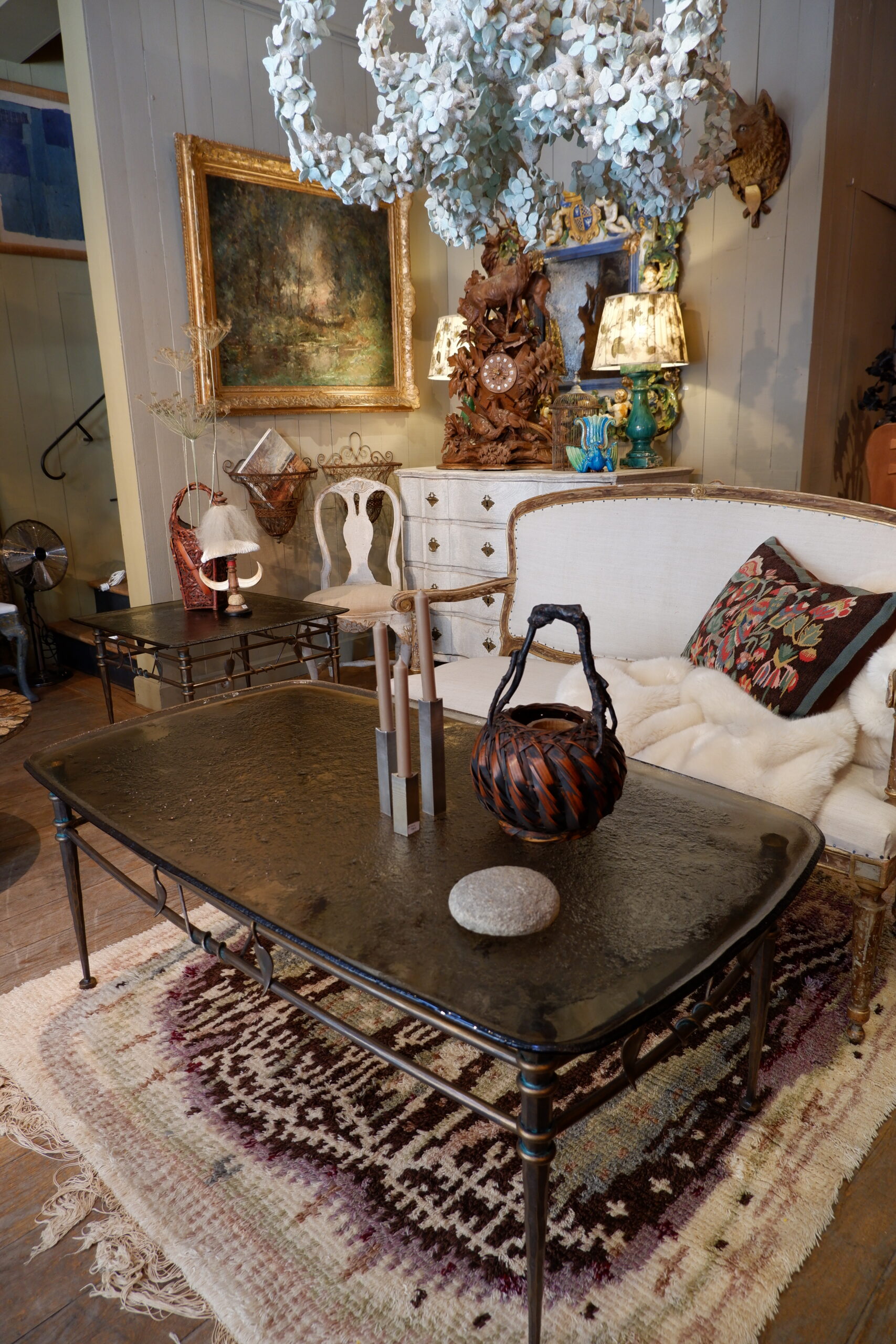 Grande table basse en bronze motif laine de feuilles entrelacée et plateau en verre fumé grené - Ca1970 – Image 4