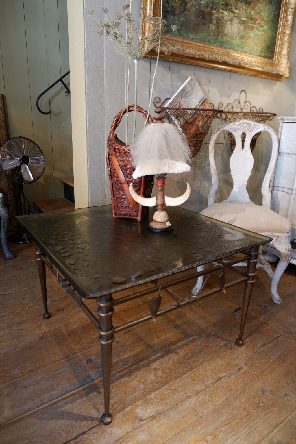 Table basse base en bronze motif liane de feuilles entrelacées et plateau en verre fumé grené - Ca1970 – Image 9