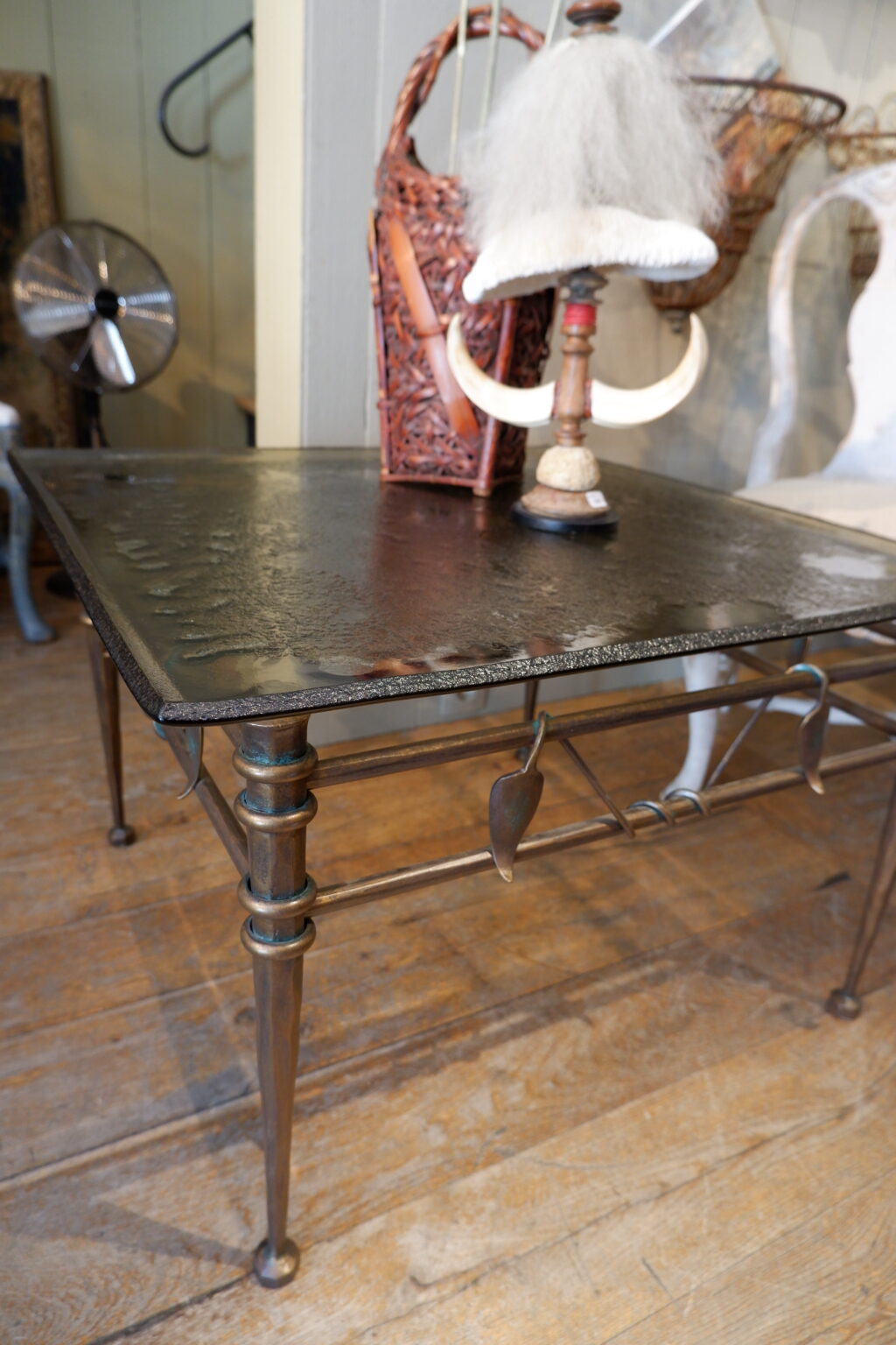 Table basse base en bronze motif liane de feuilles entrelacées et plateau en verre fumé grené - Ca1970 – Image 7