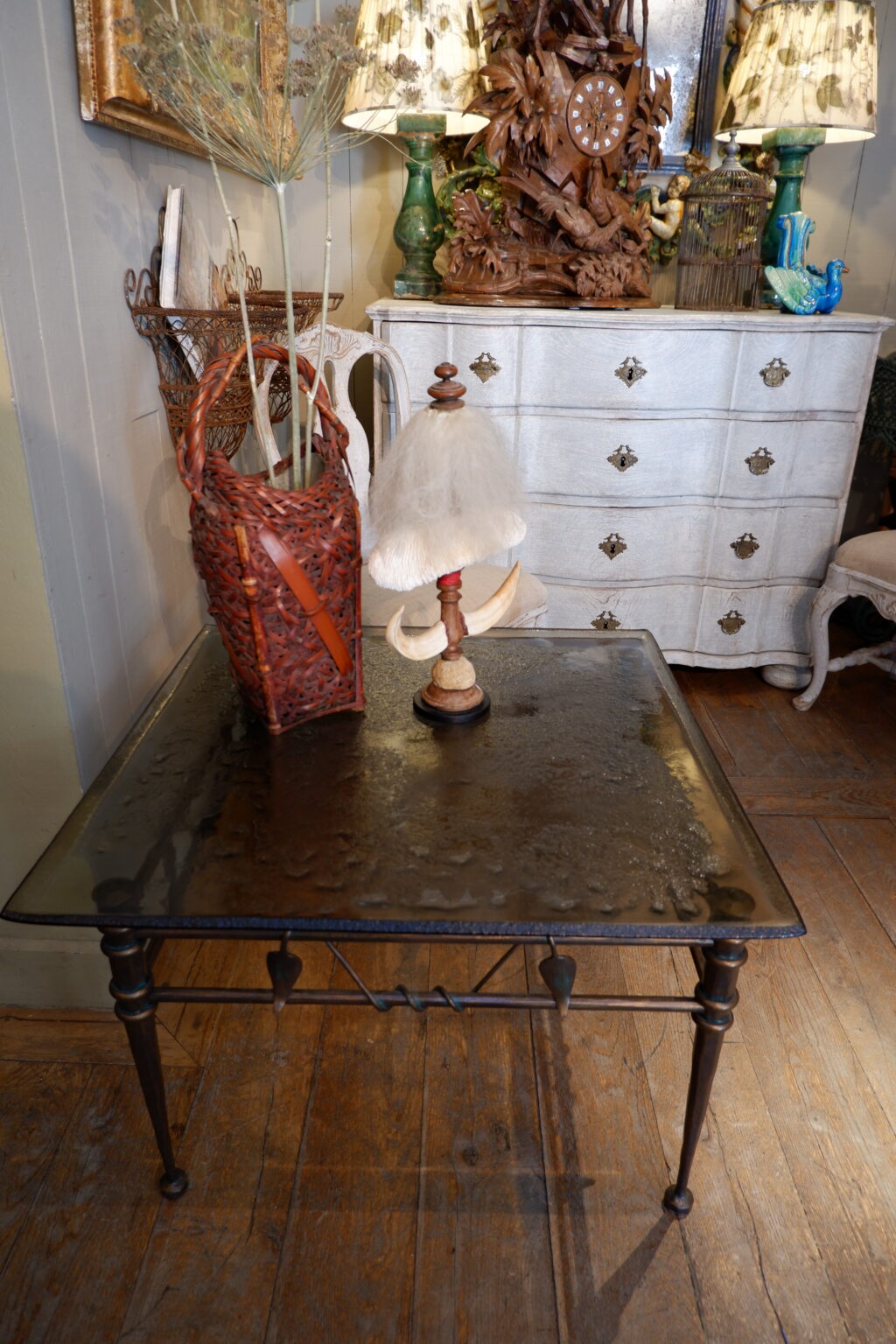 Table basse base en bronze motif liane de feuilles entrelacées et plateau en verre fumé grené - Ca1970 – Image 8