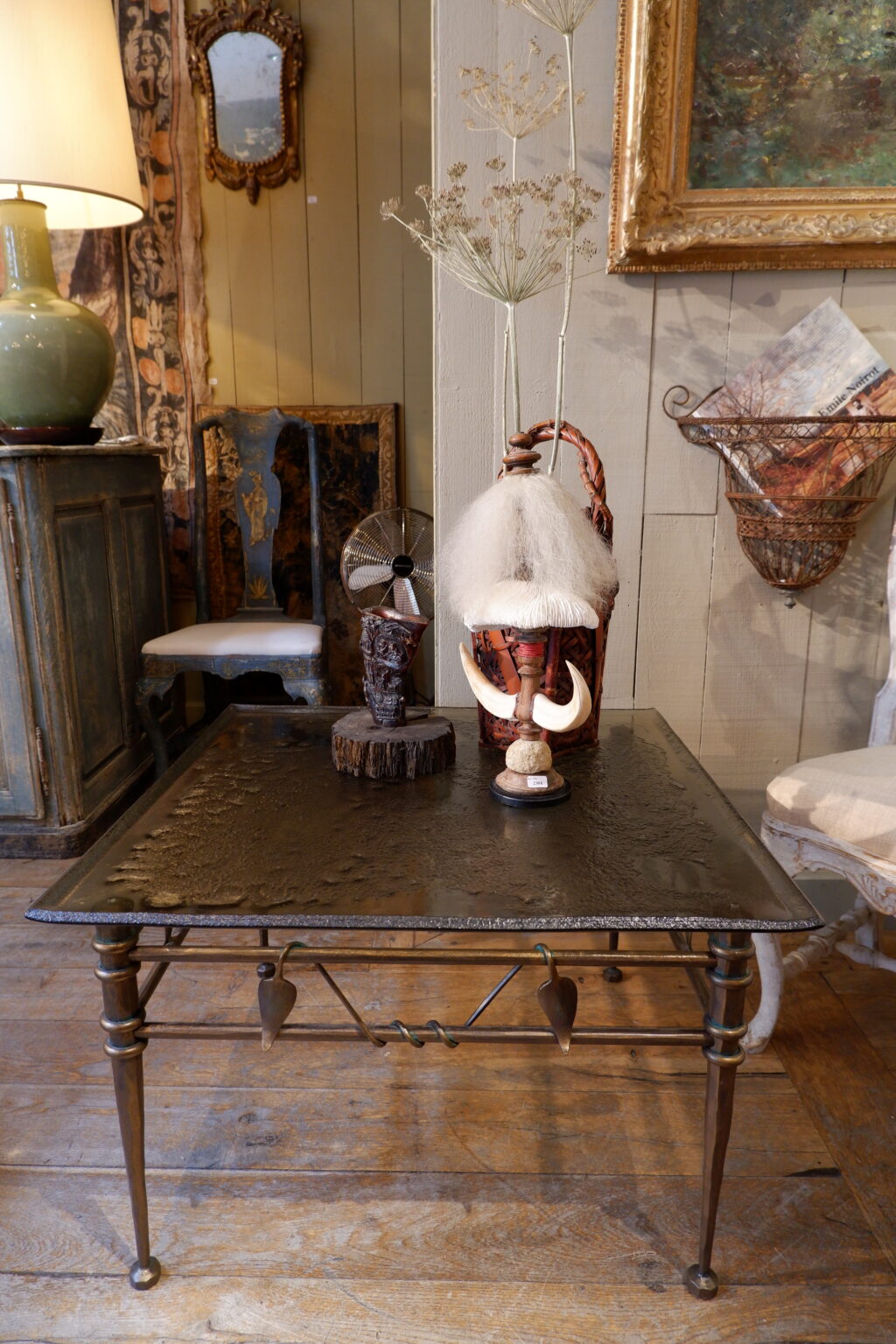 Table basse base en bronze motif liane de feuilles entrelacées et plateau en verre fumé grené - Ca1970 – Image 5